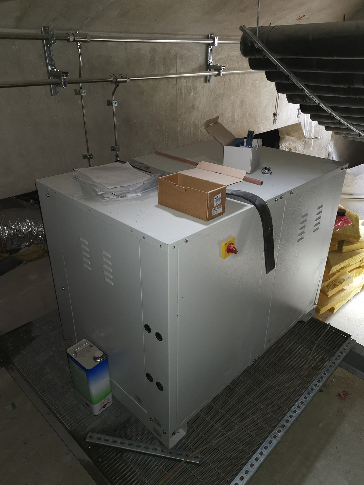 Unità di compressione con due condensatori remoti